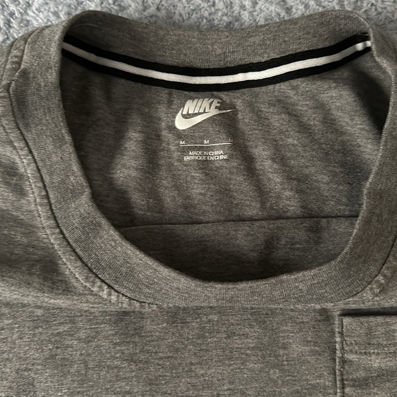 Nike pocket tee women’s size M like new - Picture 4 of 4